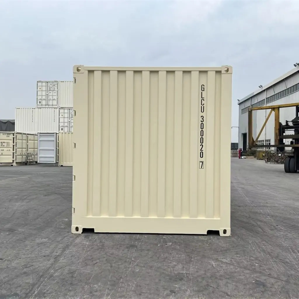 Neuer beigefarbener 20-Fuß-Seecontainer mit offener Seite