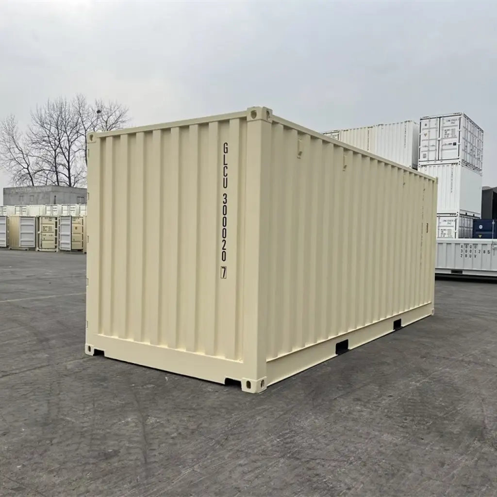 Neuer beigefarbener 20-Fuß-Seecontainer mit offener Seite