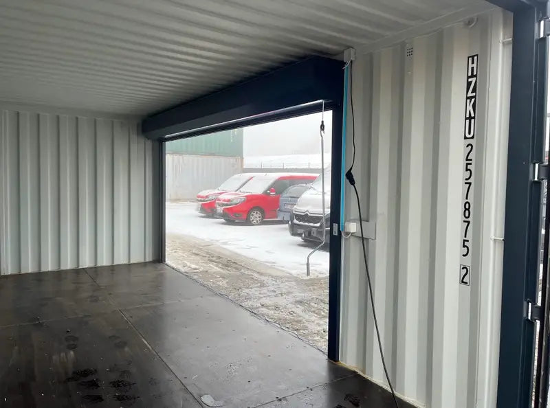 20-Fuß-Container mit Rolltoren und Eingangstür RAL 7016-C