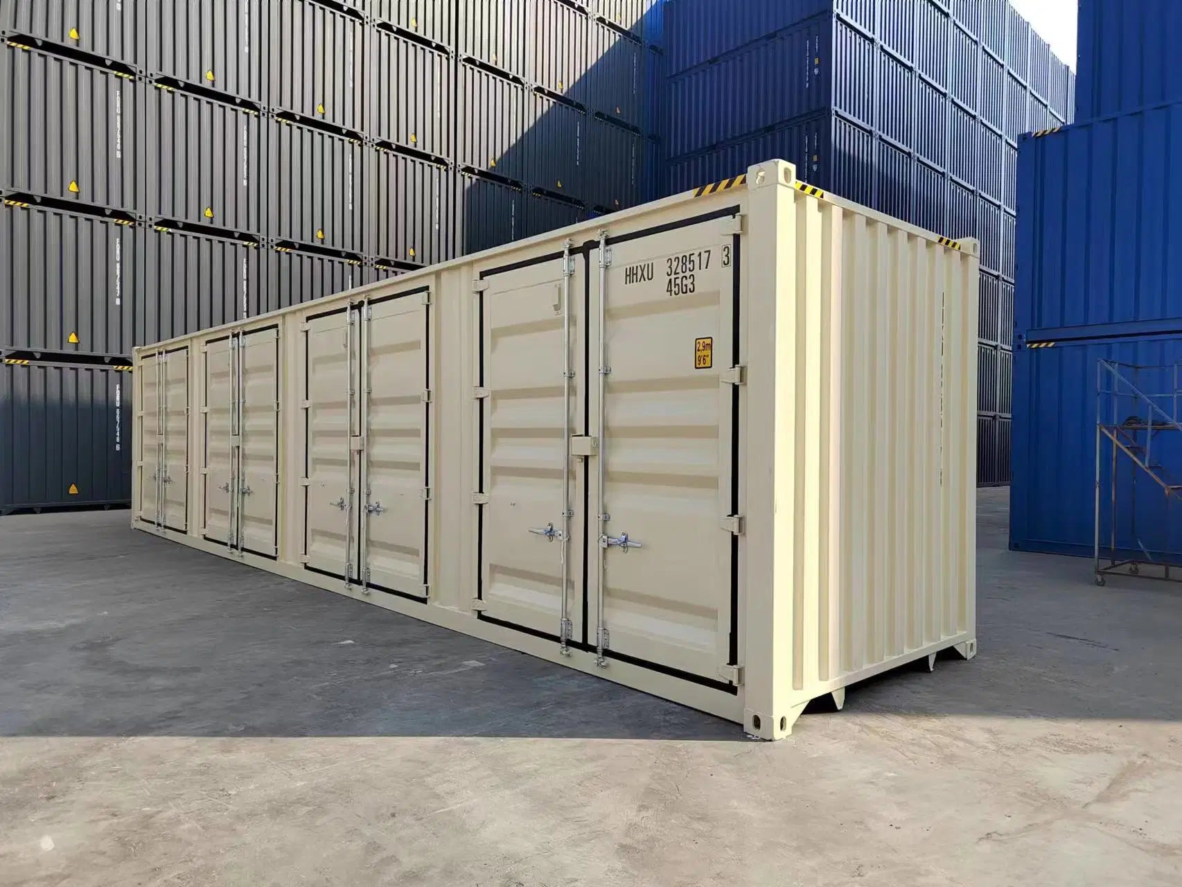 Neuer beigefarbener 40-Fuß-Seecontainer mit offener Seite