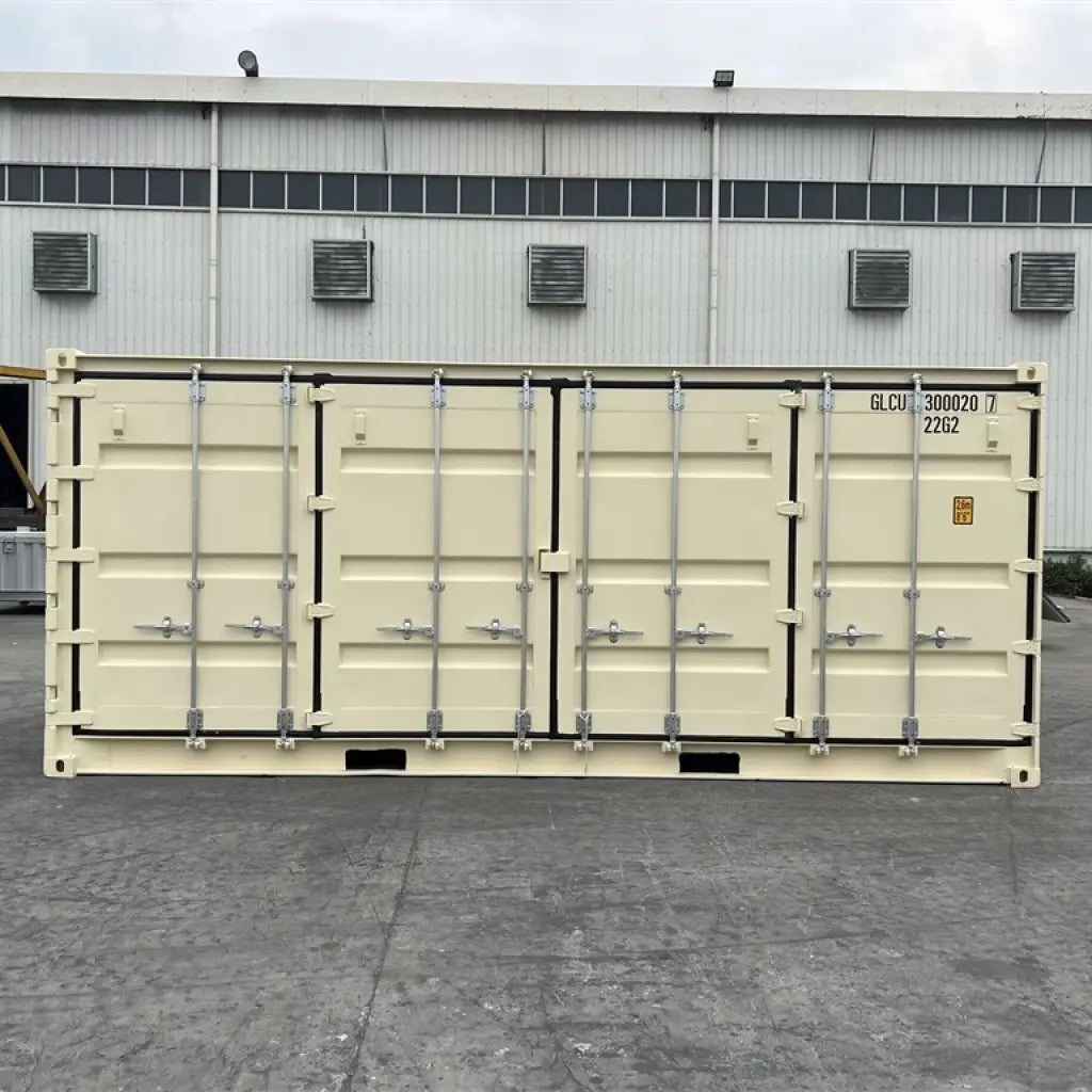 Neuer beigefarbener 20-Fuß-Seecontainer mit offener Seite