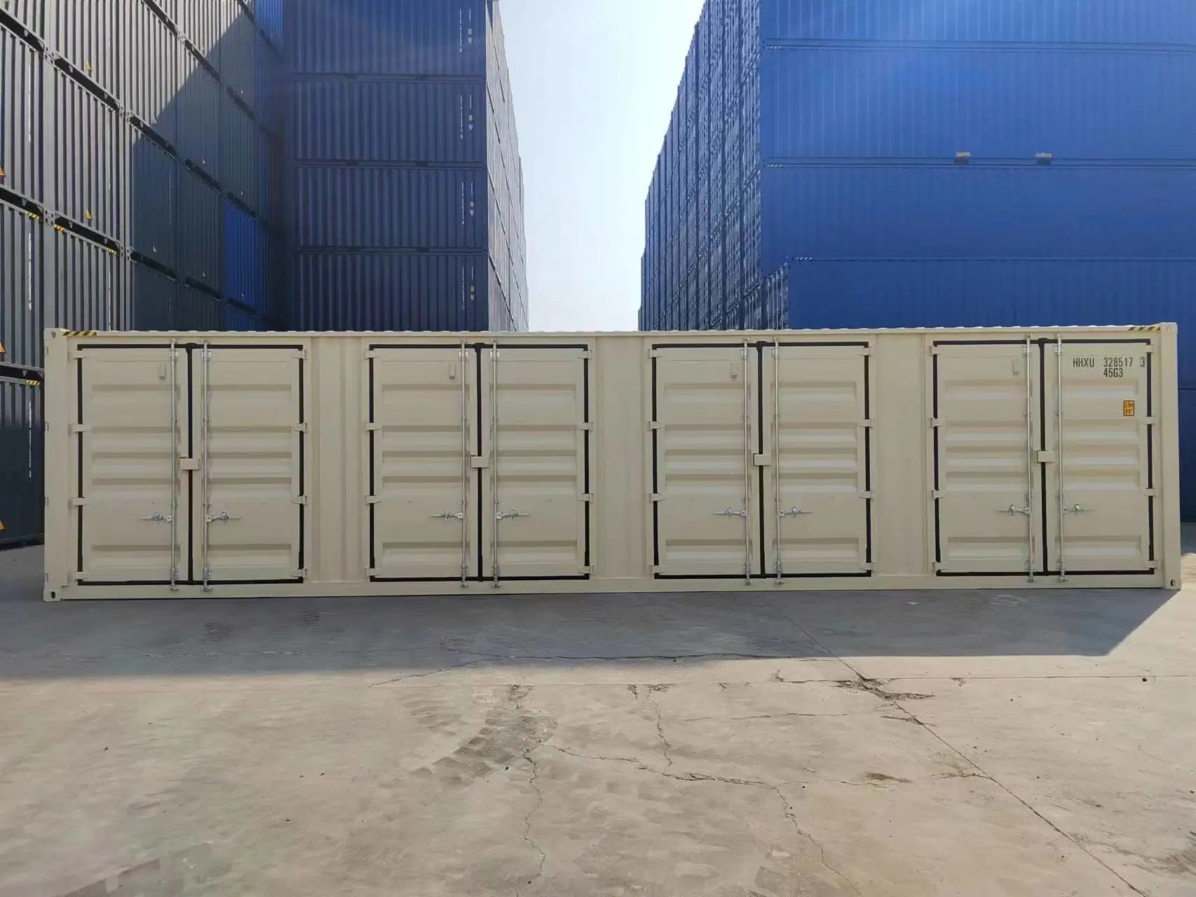 Neuer beigefarbener 40-Fuß-Seecontainer mit offener Seite