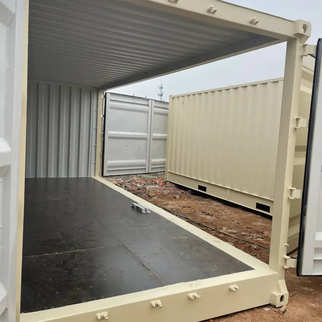 Neuer beigefarbener 20-Fuß-Seecontainer mit offener Seite