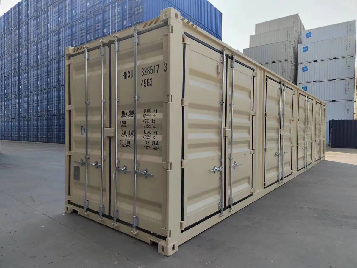 Neuer beigefarbener 40-Fuß-Seecontainer mit offener Seite