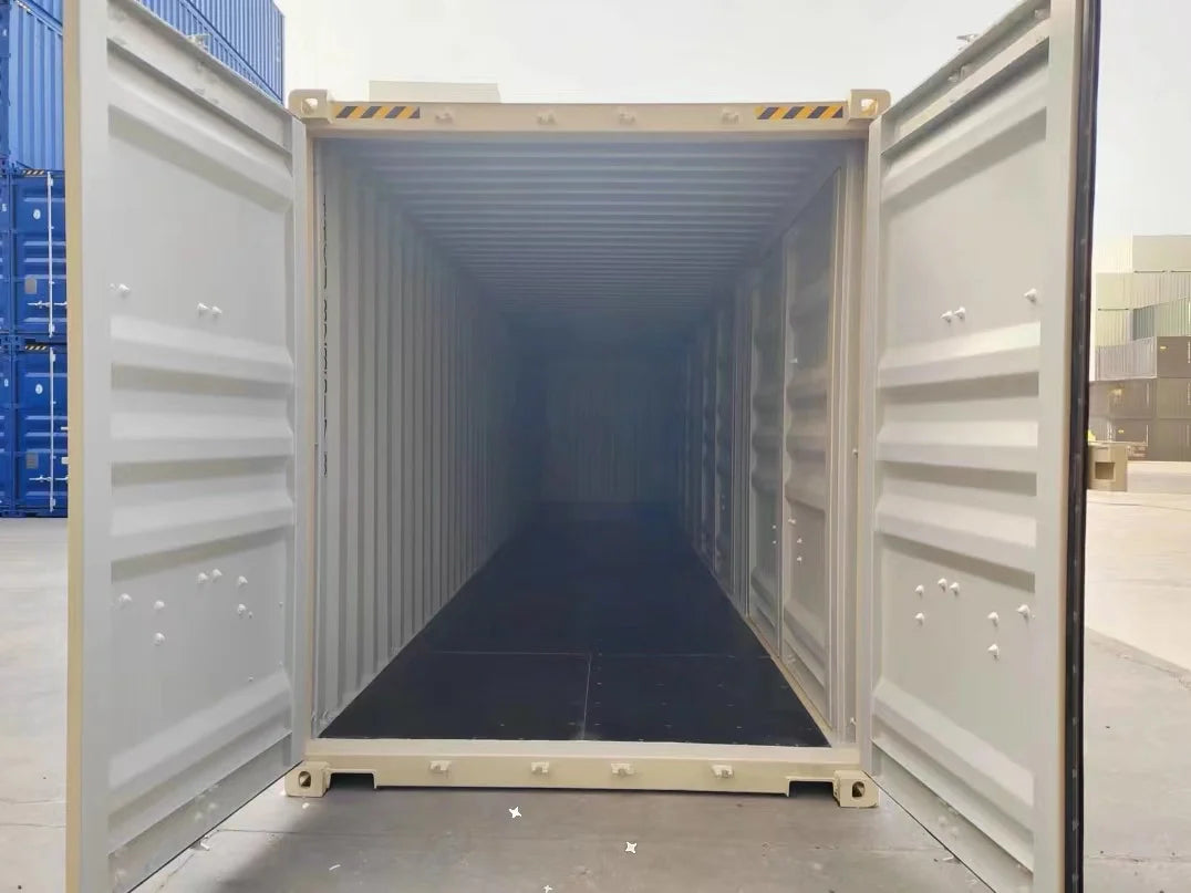 Neuer beigefarbener 40-Fuß-Seecontainer mit offener Seite