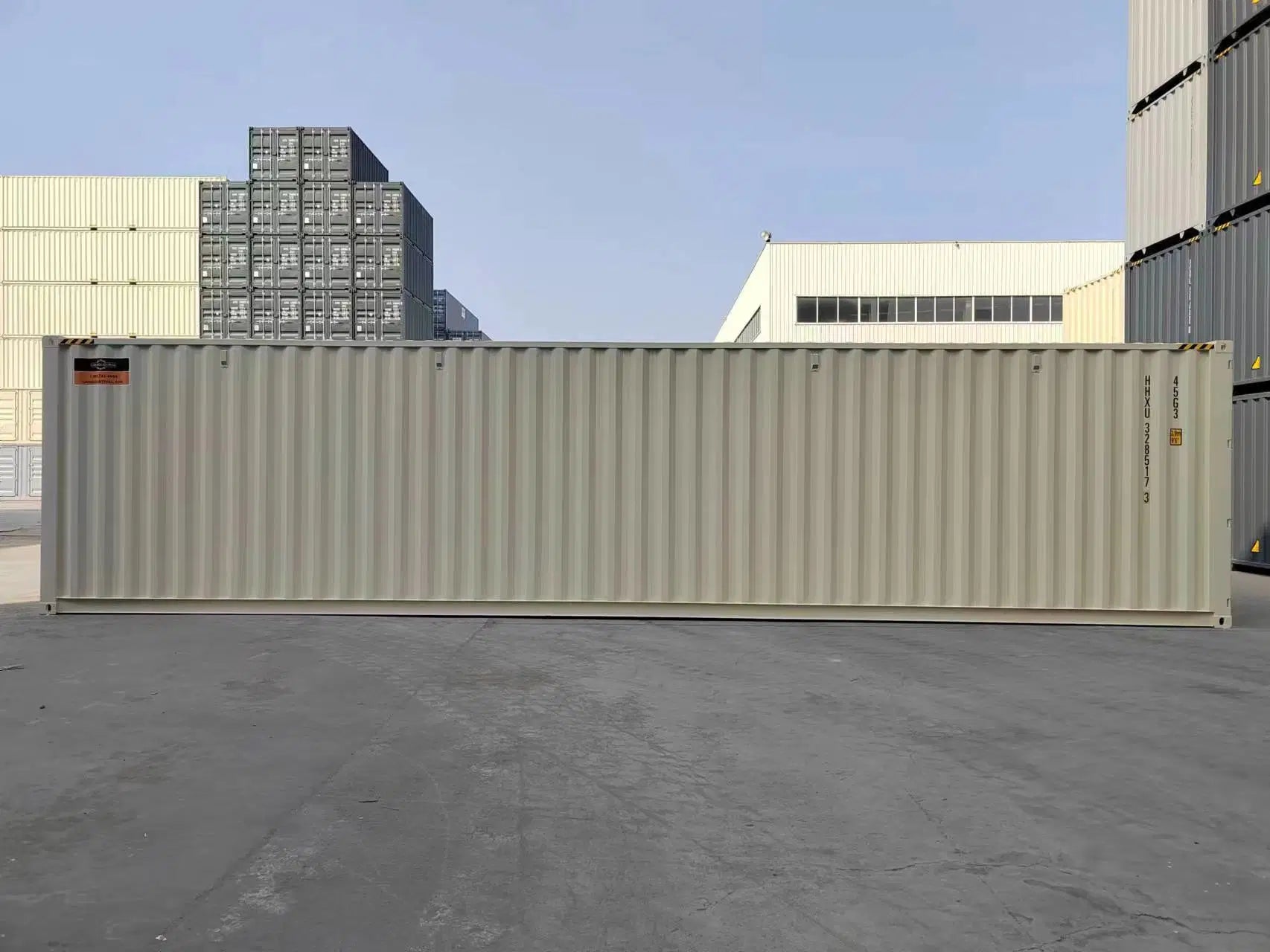 Neuer beigefarbener 40-Fuß-Seecontainer mit offener Seite