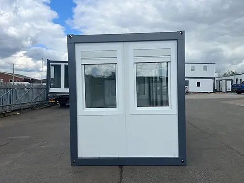 Bürocontainer mit Panoramafenstern