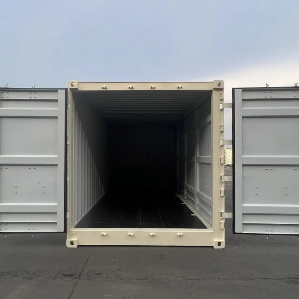 Neuer beigefarbener 20-Fuß-Seecontainer mit offener Seite