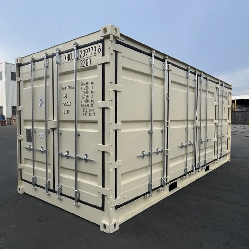 Neuer beigefarbener 20-Fuß-Seecontainer mit offener Seite