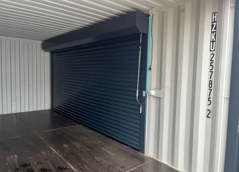 20-Fuß-Container mit Rolltoren und Eingangstür RAL 7016-C