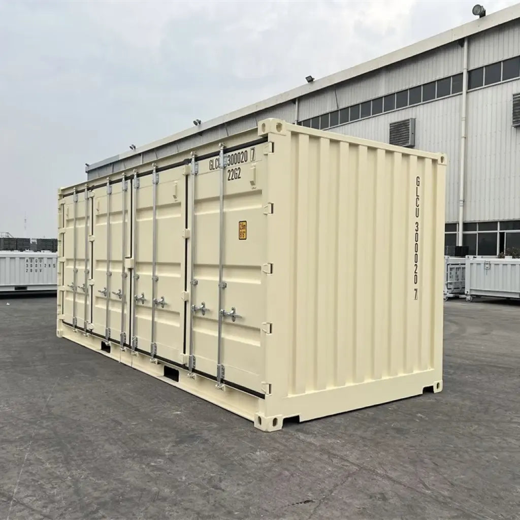 Neuer beigefarbener 20-Fuß-Seecontainer mit offener Seite